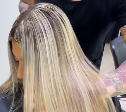 Cabello rubio con reflejos claros realizado en Emiliano Estilista Unisex
