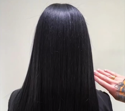 Cabello largo oscuro después de un tratamiento de alisado