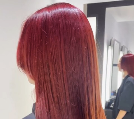 Cabello lacio teñido en tono rojo intenso