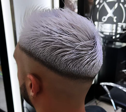 Cabello corto decolorado en tono platinado con degradado lateral