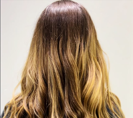 Cabello largo con balayage en tonos rubios y castaños