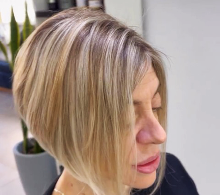 Cabello corto rubio peinado con brushing