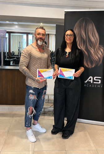 Emiliano y Julieta recibiendo diplomas de capacitación profesional en peluquería